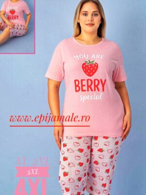 Pijama din bumbac 100% pentru dame,  TRICOU ROZ  cu imprimeu cǎpșune ,  pantalon TREISFERT –  Cod PFRV940